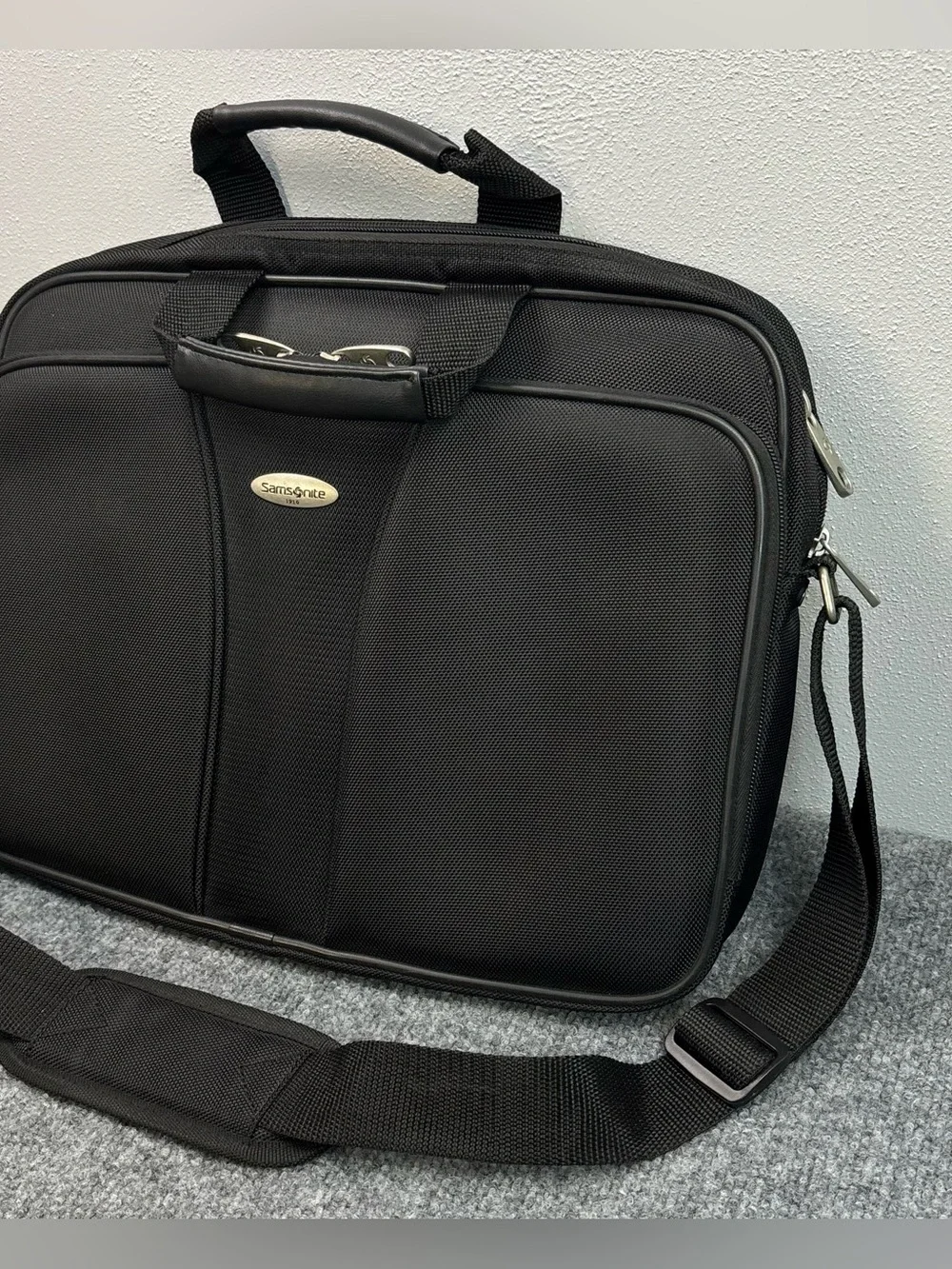Samsonite Black Laptop Messenger Bag Briefcase Carry on Travel Busines 937795